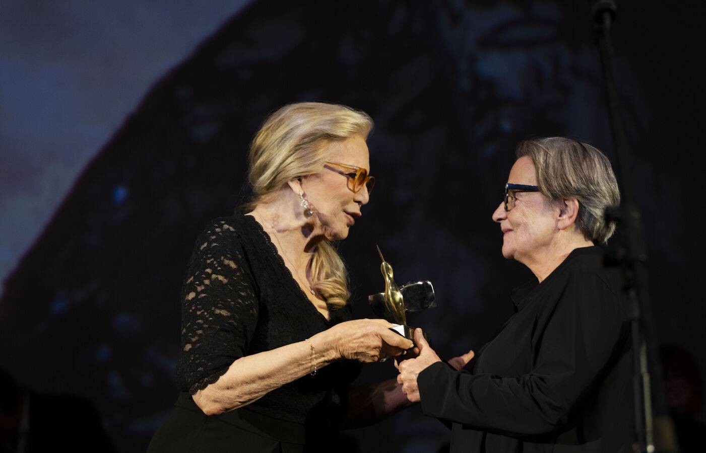 С отличия от церемонията в зала 1 си тръгнаха Агнешка Холанд и Тони Сервило